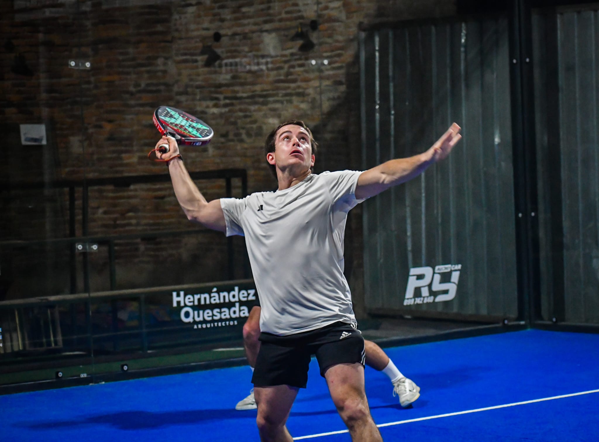 Vista general de la cancha con público